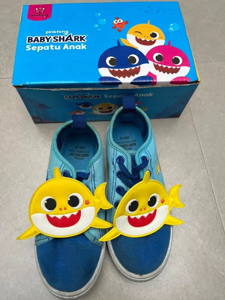 sepatu baby shark masih bagus size 30 inch