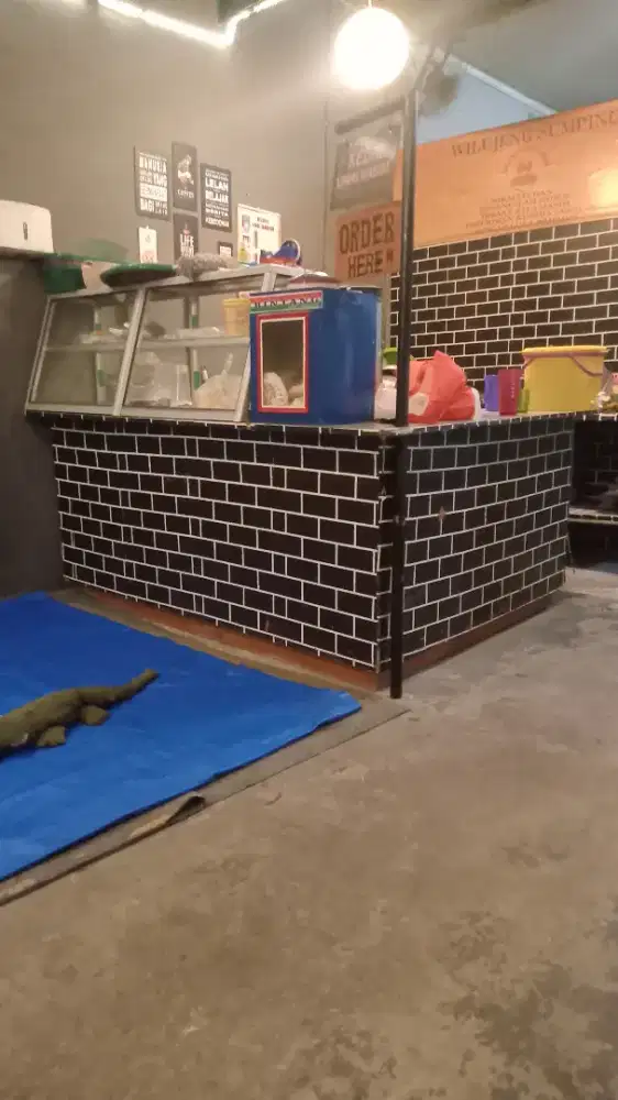 Meja kasir letter L + Etalase warna coklat