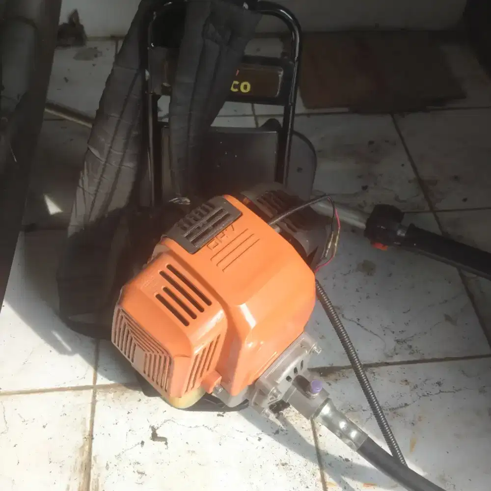 Mesin potong rumput 4tak