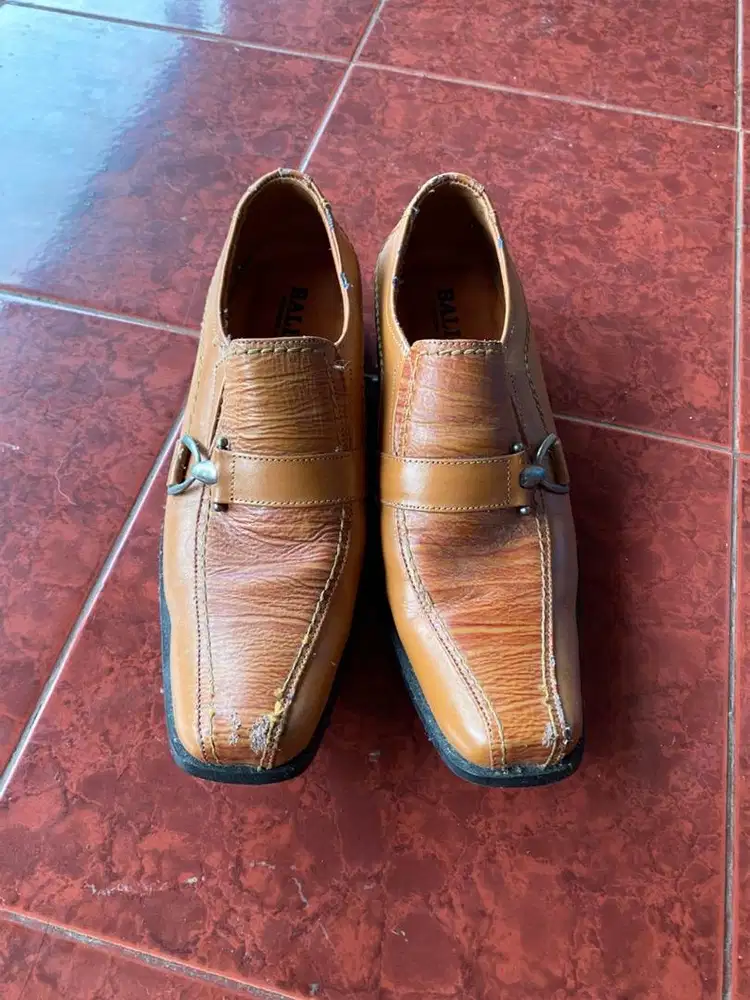 Preloved sepatu cowboy kulit imitasi size 40 dijual apa adanya