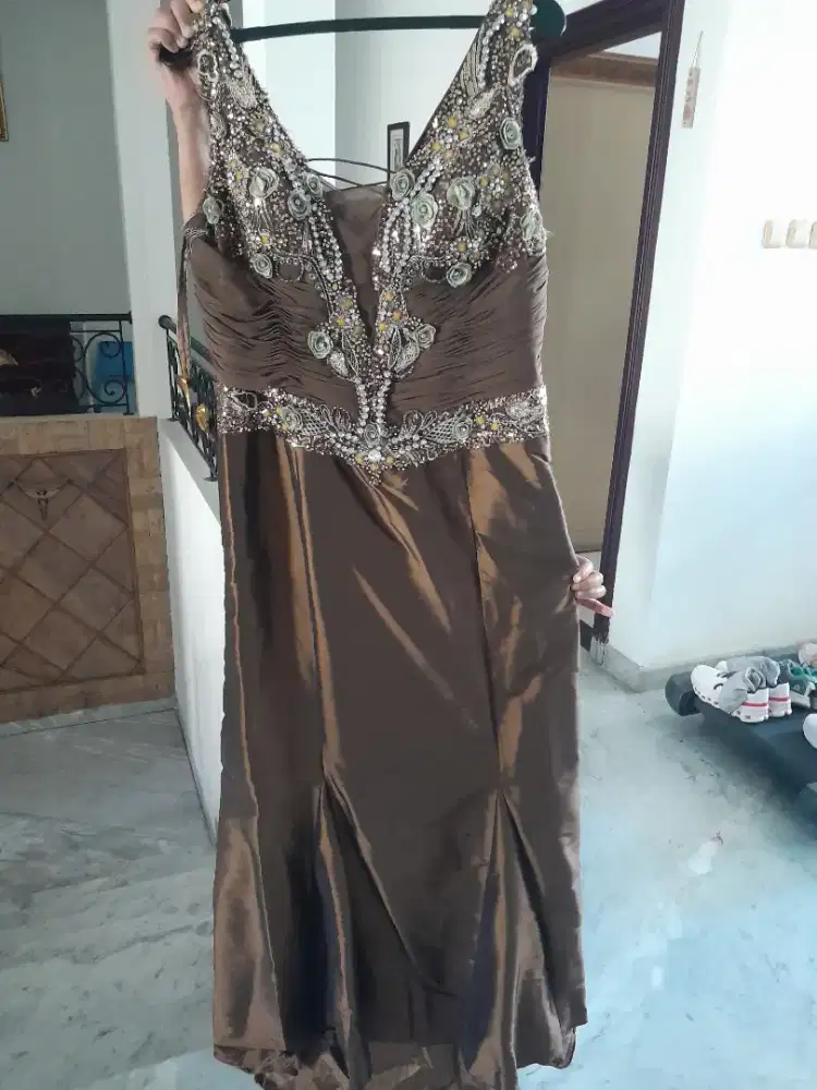 Dijual gaun pesta wanita warna coklat , LP=42 cm.