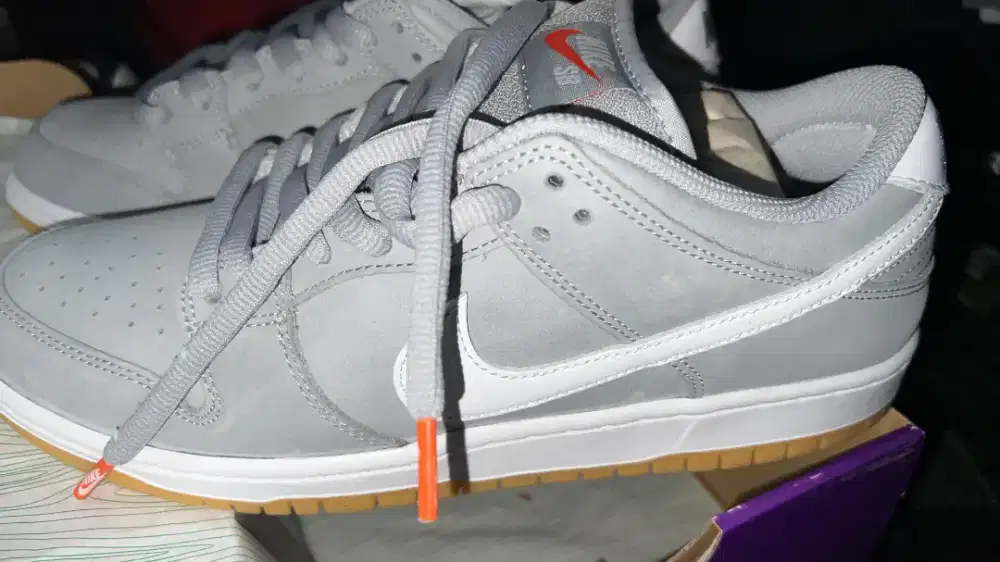 NIKE SB DUNK

1

LOW PRO ISO-

WOLF

GREY