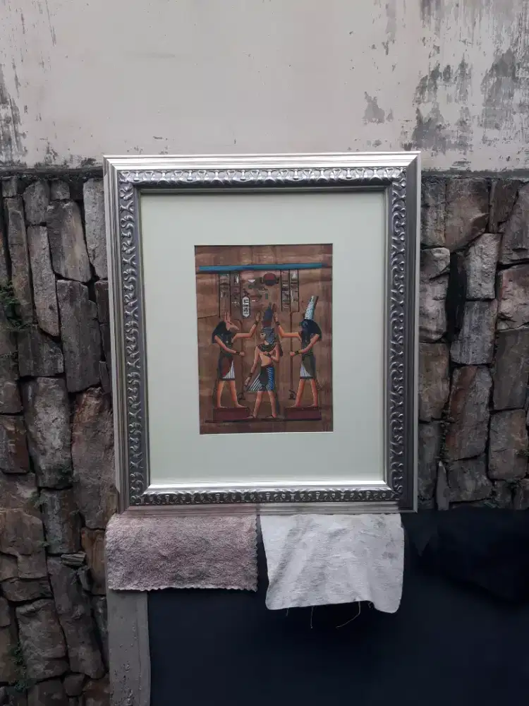 Antik lukisan papirus mesir ramses diapit dewa anubis dan dewa langit