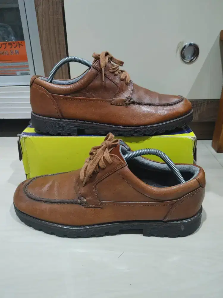 Sepatu kulit beyond size 43
