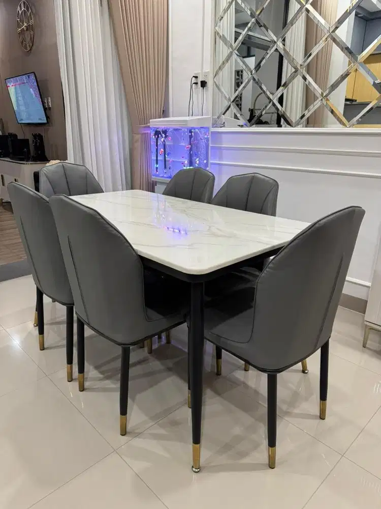 Meja makan dan kursi