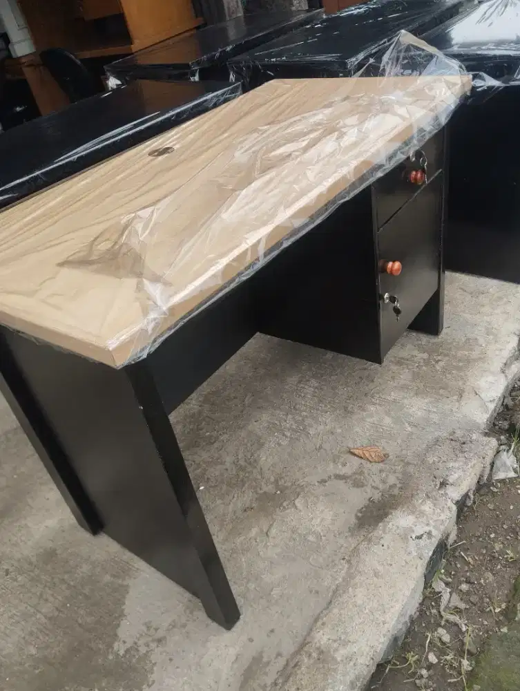 Meja kerja setengah biro