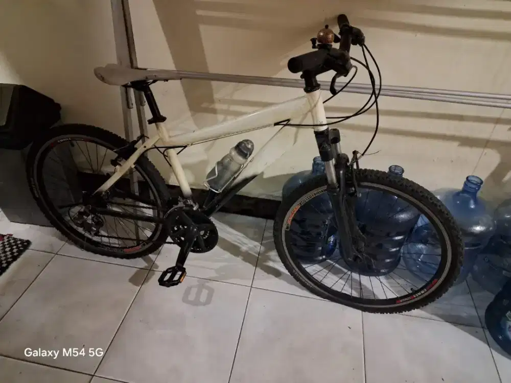 Sepeda mtb putih gading.
