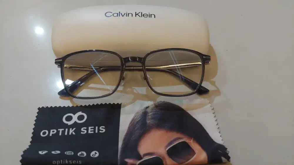 Kacamata baca Calvin Klein