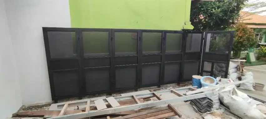 Pintu gerbang sleding samping