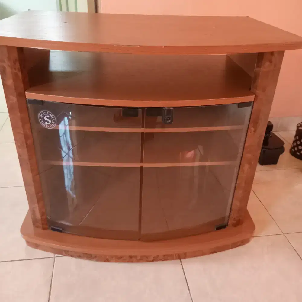 Meja tv kuat dan kokoh