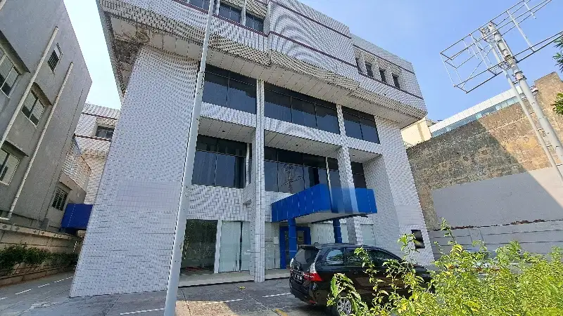 Gedung Tua 5 Lantai 1.915m² Gunung Sahari dengan parkiran luas