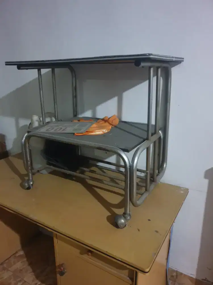 Meja Rak Dorong dengan Roda Bahan Besi TV Tamu Hias Ambalan Buku Saji