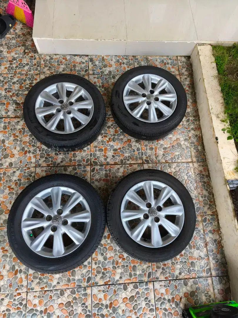 Ban dan velg ori yaris bakpao