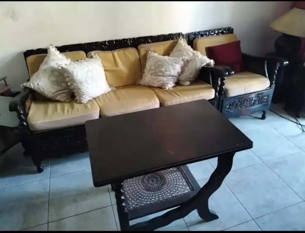 Meja kursi anyaman dan ukiran