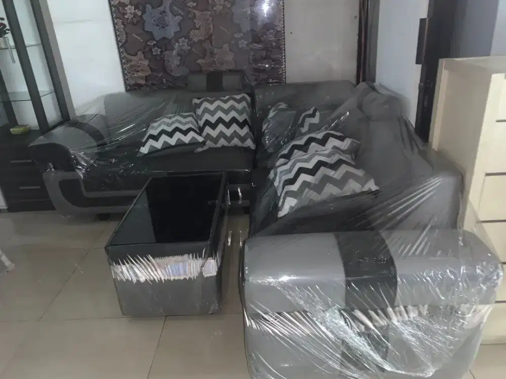 Sofa tipe L + meja abu-abu