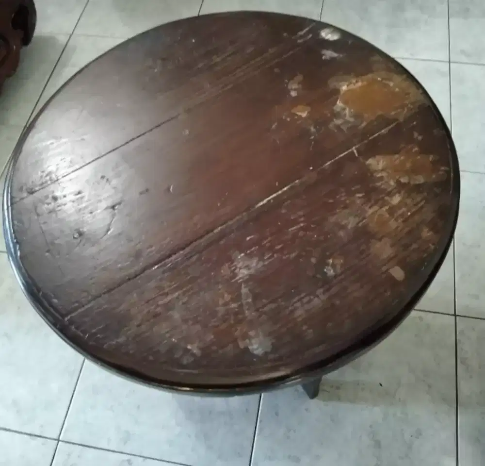 Meja kayu bulat
