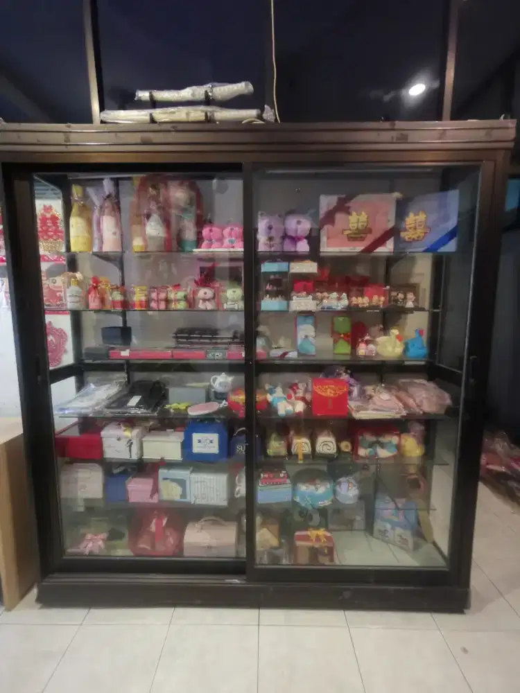 Lemari Kaca dengan roda