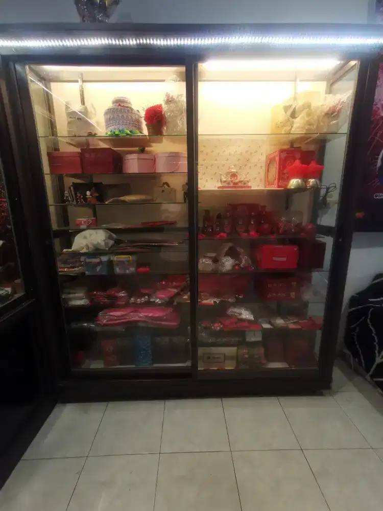 Lemari Kaca dengan roda