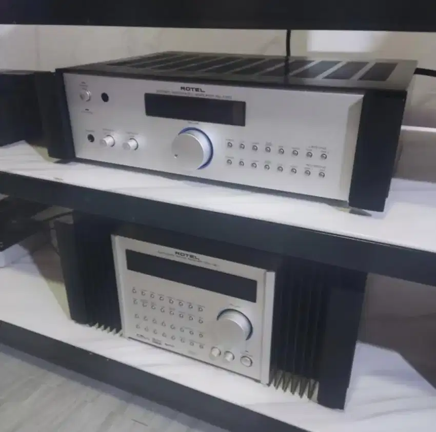 Amplifier ROTEL RSX 1067  like new