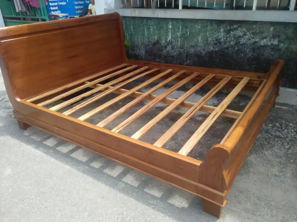 Tempat Tidur Lengkung