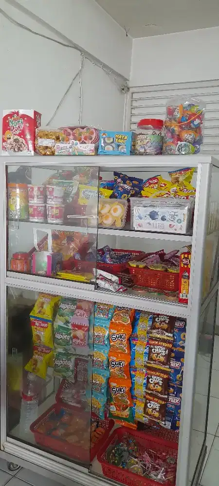 Etalase 2 rak ada gantungan bawah