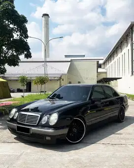 Mercy Mercedes Benz E230 / W210 Hitam
