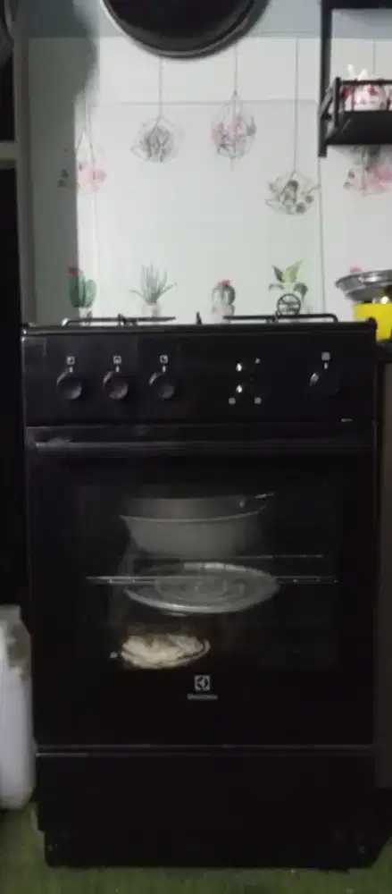 Kompor Electrolux berdiri 3 tungku