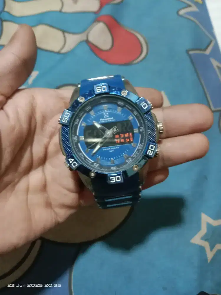 Jam tangan readeel minus karatan dikit sama batre habis