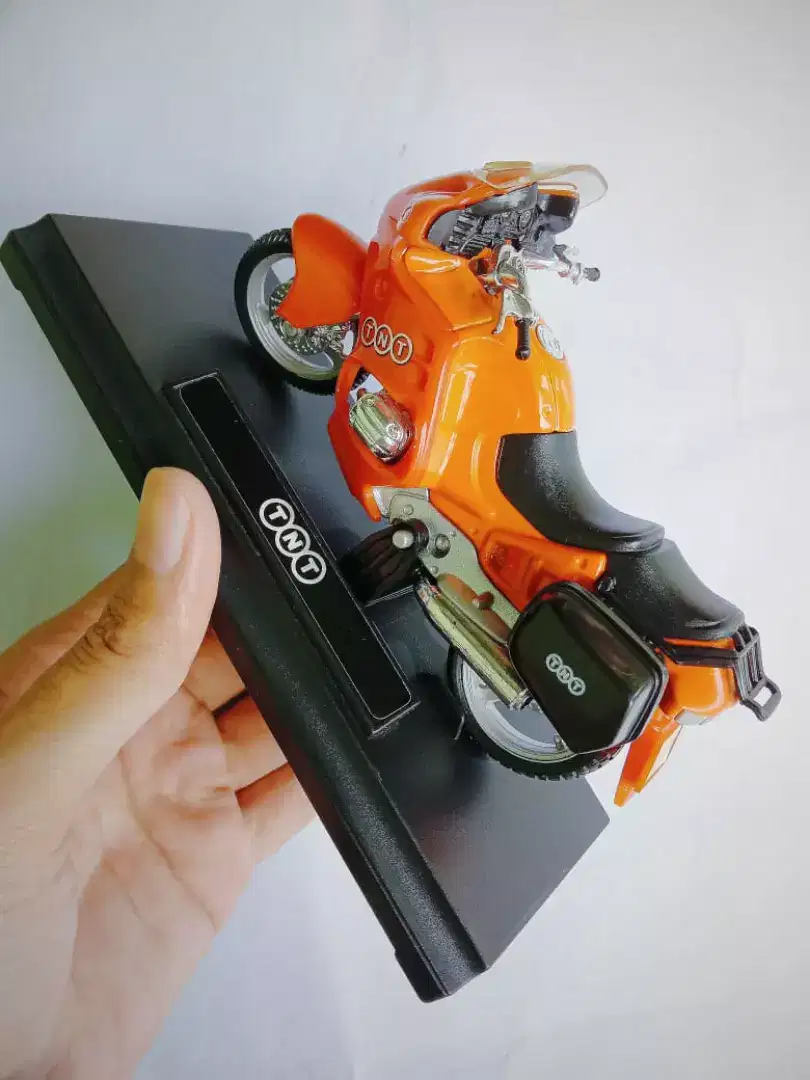dijual diecast motor bmw r1100..skala 1:18