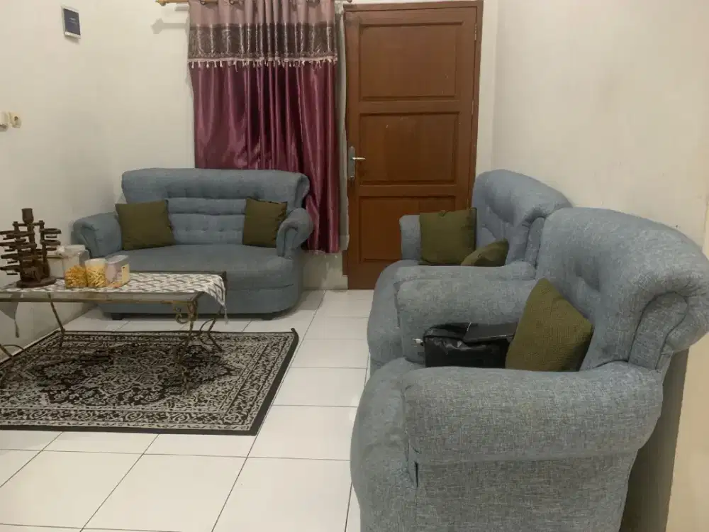 Dijual cepat sofa satu set dengan meja
