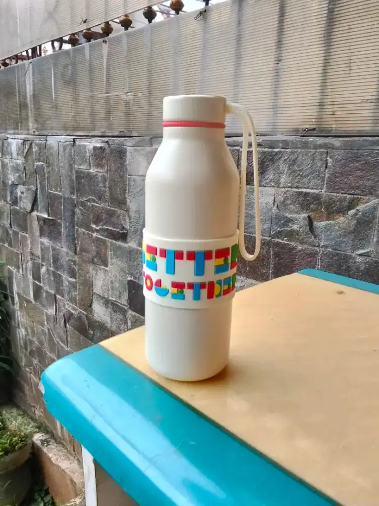 Tumbler putih ada tulisan warna warni nego