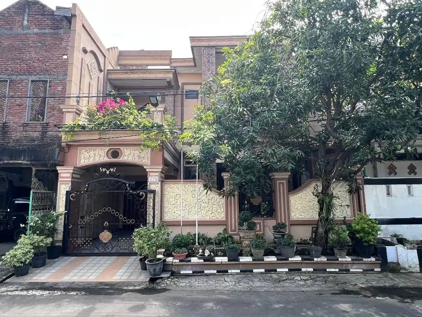 KOLEKSI LANGKA. RUMAH MODERN NUANSA JAWA RUNGKUT MERR SURABAYA