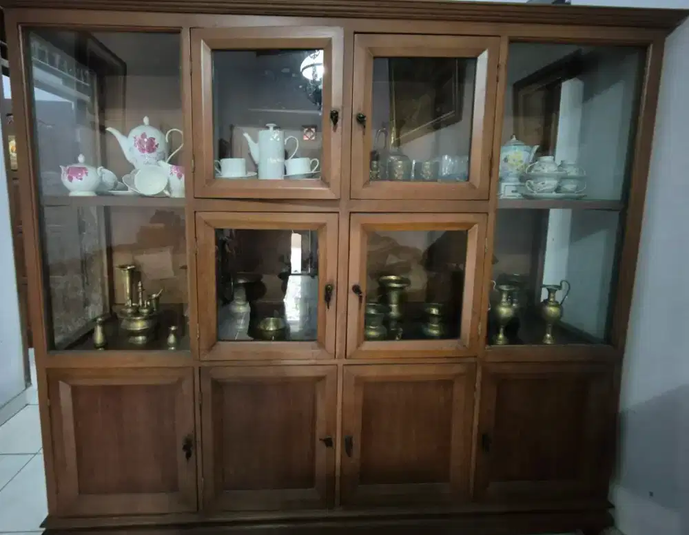 Lemari Display Kayu Warna Cokelat