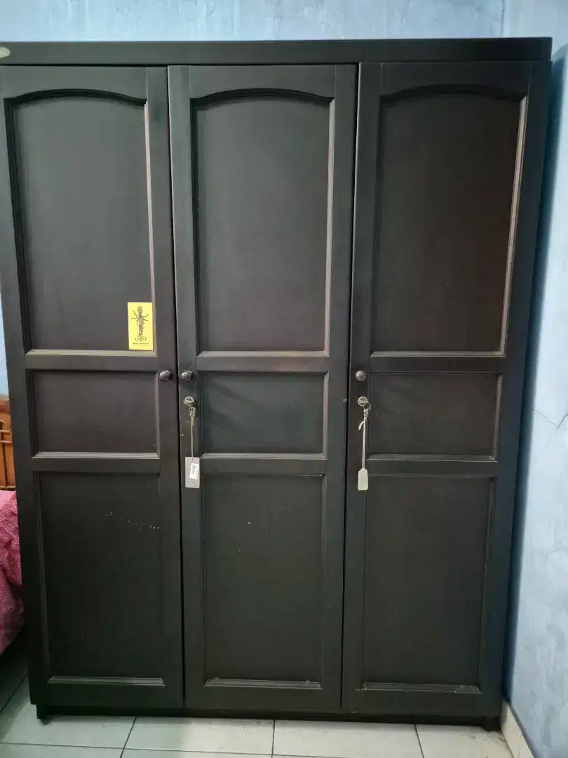 Lemari Kayu Pakaian 3 pintu warna hitam