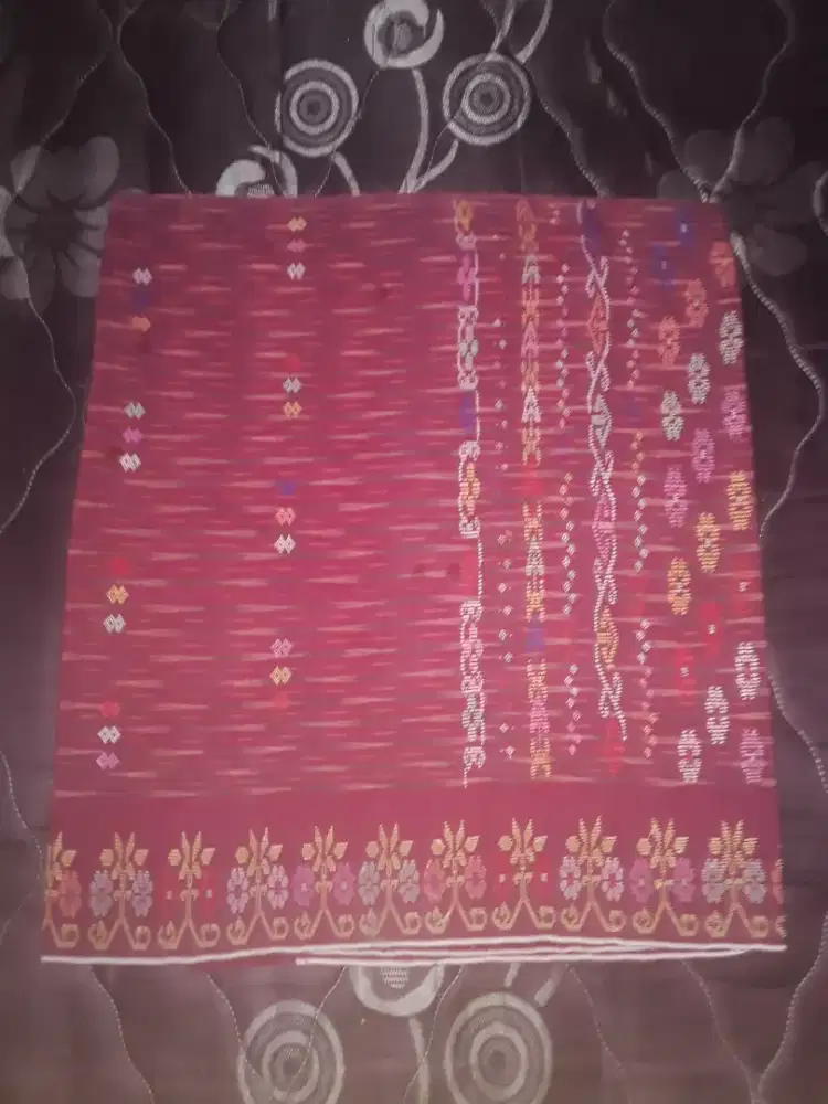 Vintage-Jual: 1 kain sarung Katun bermutu../Berbordir corak ulos.