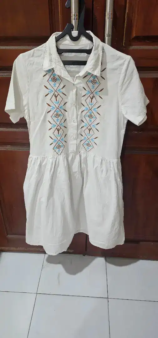 Gaun putih wanita
