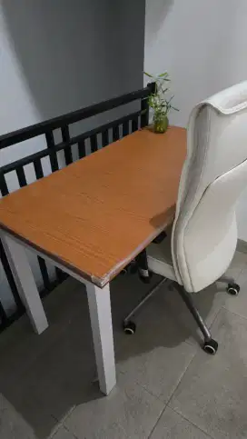 Meja belajar dan kursi