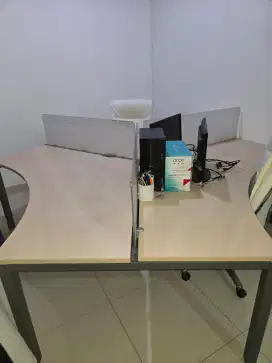 Meja kantor partisi