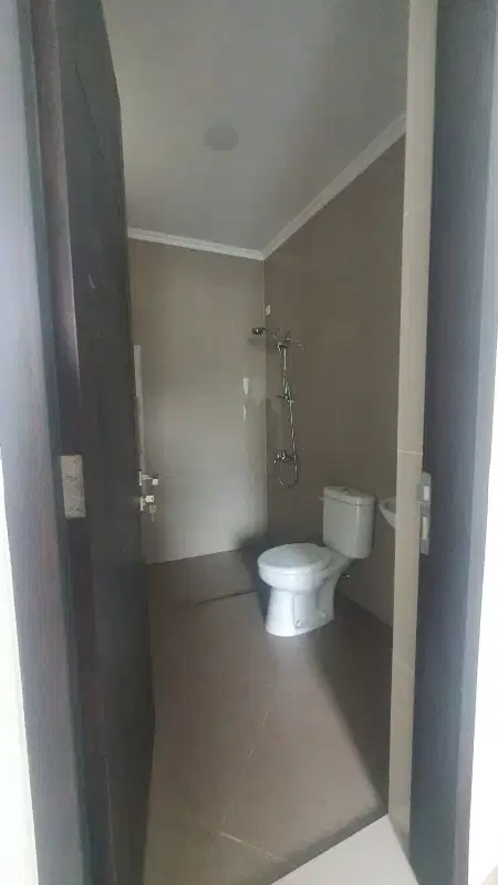 Dijual rumah asri 2 lantai di Budisari
