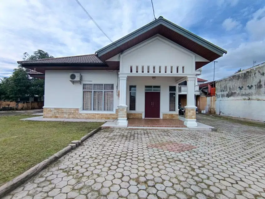 DIJUAL RUMAH BULATAN MEWAH SEMI FURNISHED DI JALAN SUKAJAYA / SOEKARNO