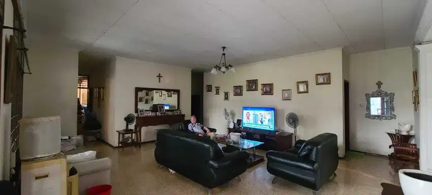 Dijual Rumah Besar Cakep dan Adem di Tengah Kota