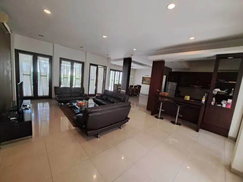 RUMAH MEWAH HOEK LUAS TAMAN RADIO DALAM KEBAYORAN BARU JAKSEL