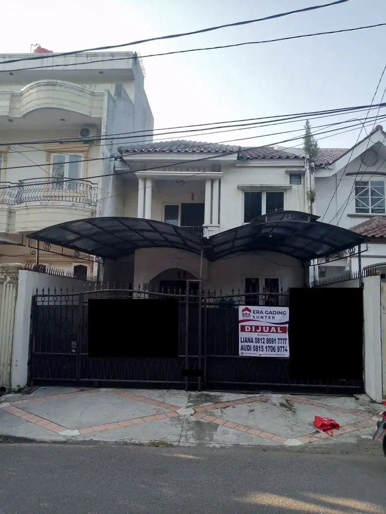 JUAL CEPAT   Rumah Standart Tinggi dari Jalan di Taman Sunter Agung