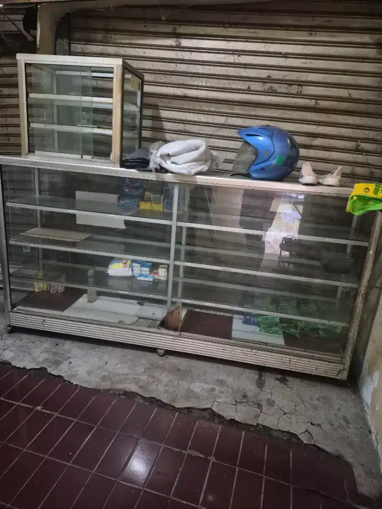 Etalase kaca untuk usaha