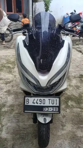 Honda PCX 2018 warna putih