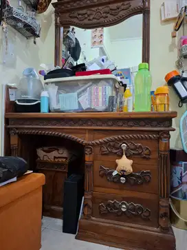 Meja rias jati, kokoh.