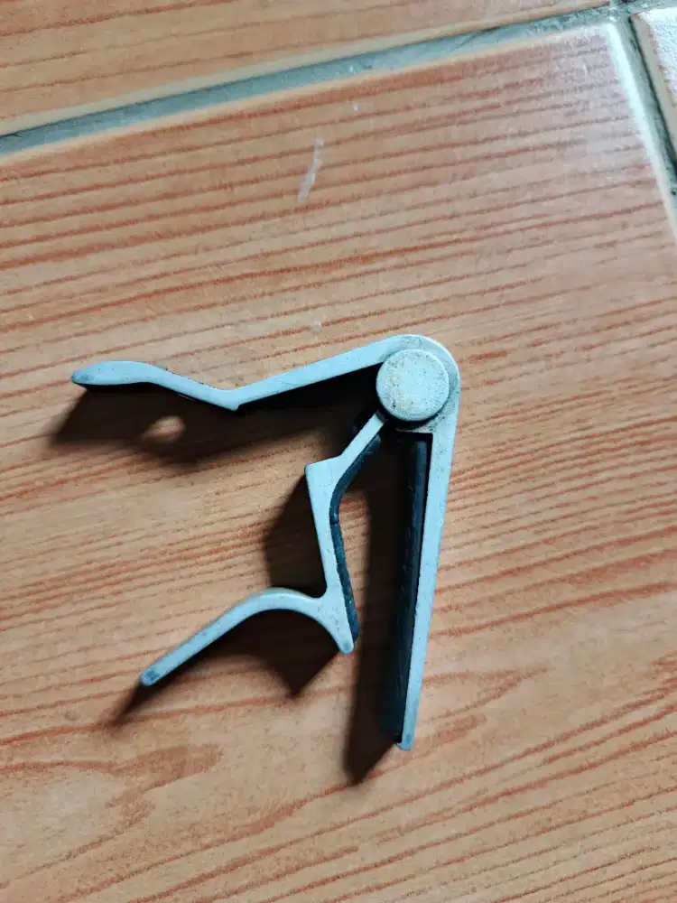 Capo untuk gitar akustik dan elektrik