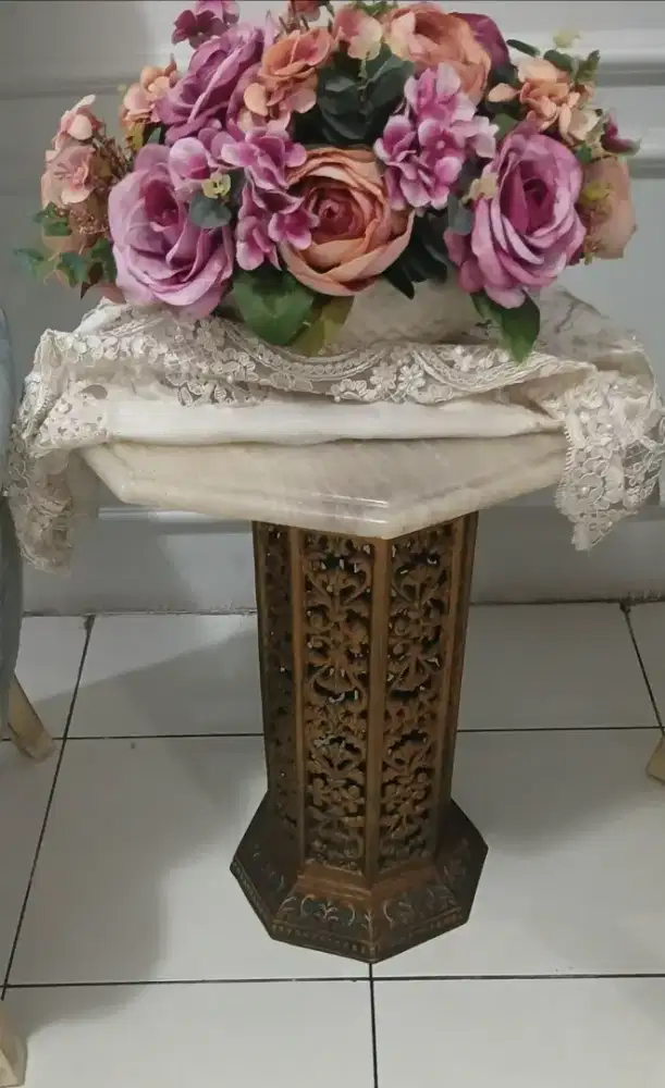 Meja antik tatakan marmer