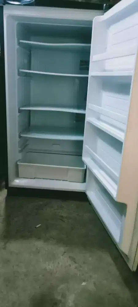 Frezer khusus bikin es batu siap pakai bos