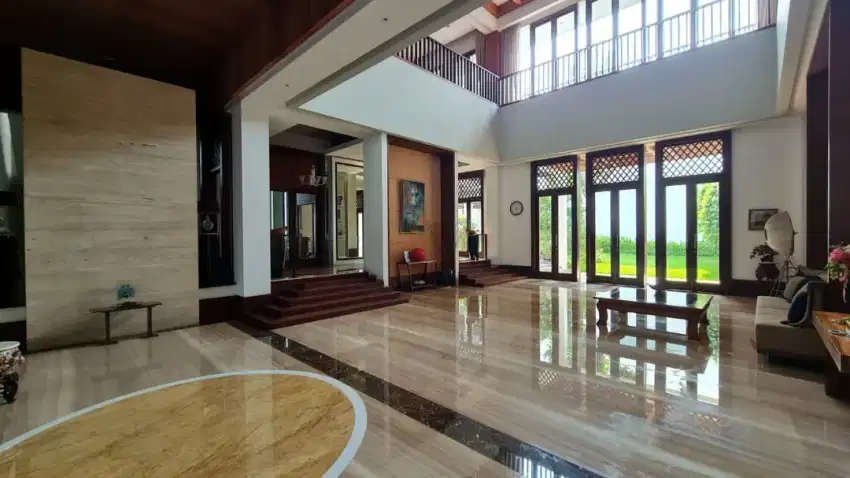 Rumah Mewah Taman Golf Timur di Pik